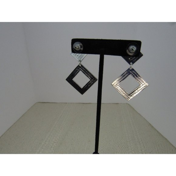 NWOT RHINESTONE  DIAMOND  SHAPE DROP EARRINGS - Picture 4 of 5